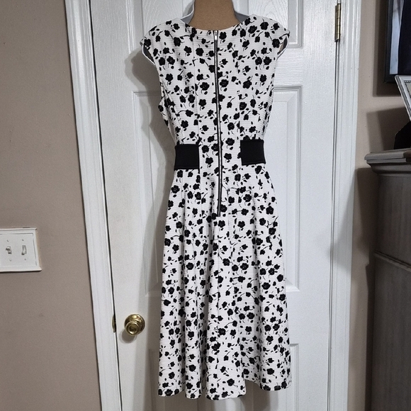 Danny And Nicole Elegant Black and White Floral Midi Dress Size 4 NWOT - Picture 4 of 7